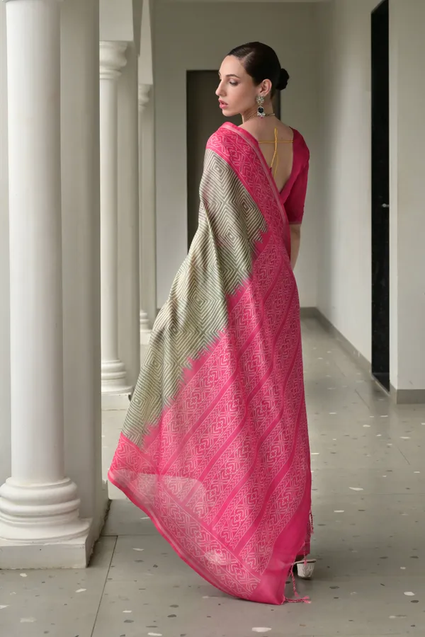 Geometry_Printed_Saree_with_Contrast_Ikkat_Pallu_and_Border_and_Solid_Blouse