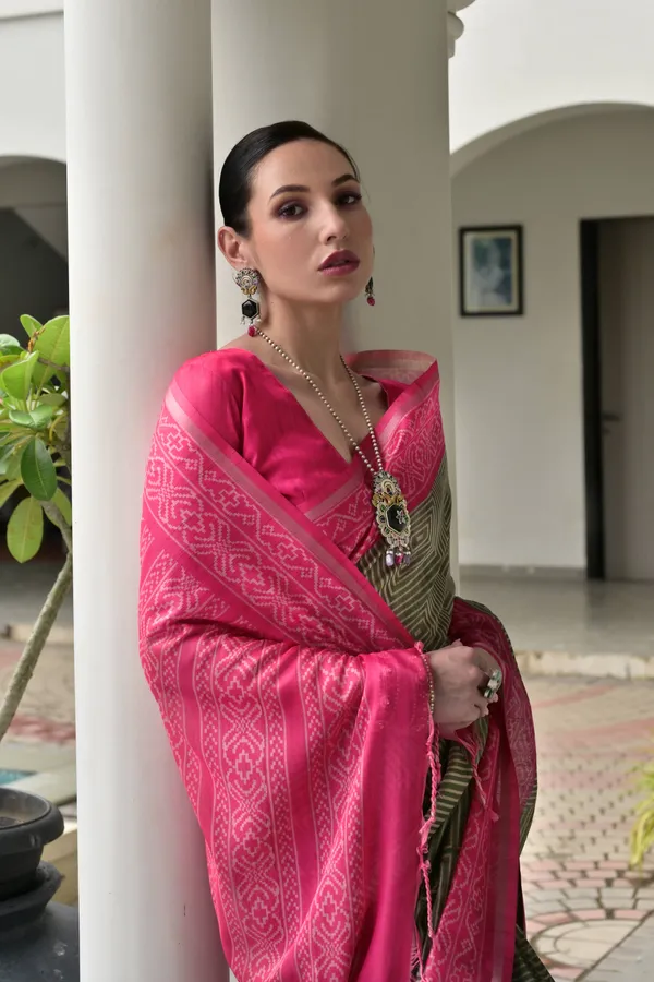 Geometry_Printed_Saree_with_Contrast_Ikkat_Pallu_and_Border_and_Solid_Blouse