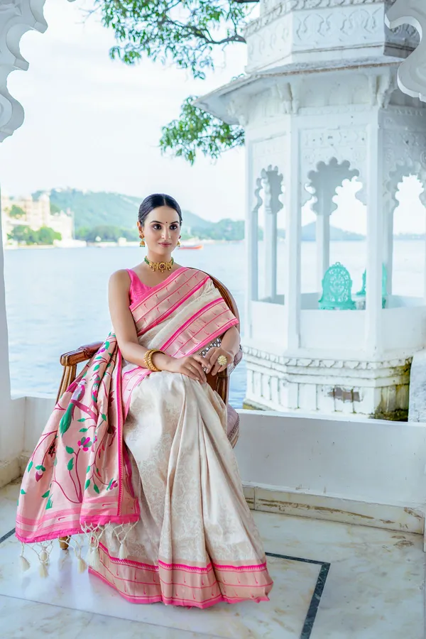 White_Paithani_Silk_Saree_With_Blouse_Piece_For_Women