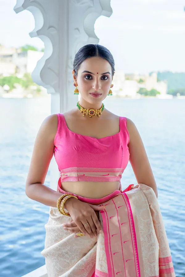 White_Paithani_Silk_Saree_With_Blouse_Piece_For_Women
