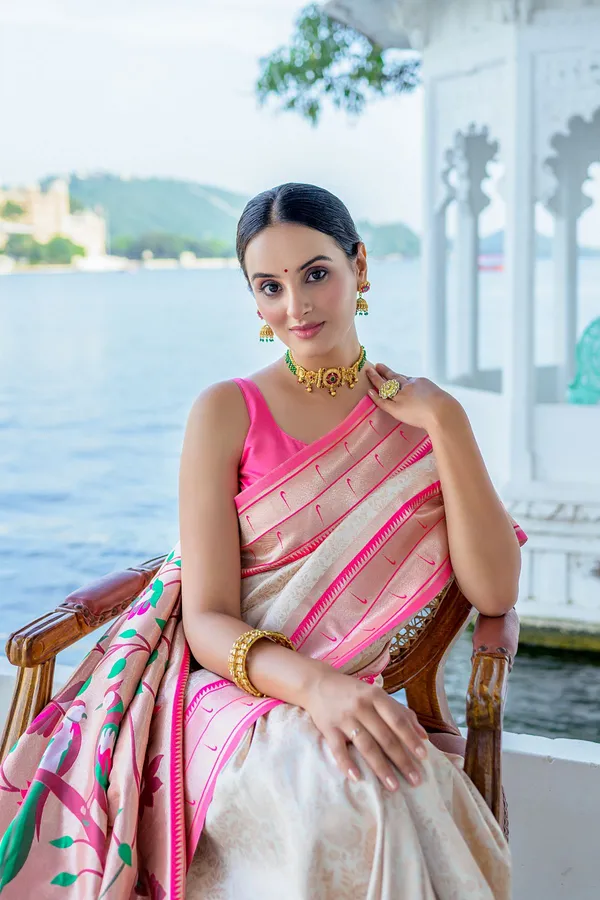 White_Paithani_Silk_Saree_With_Blouse_Piece_For_Women