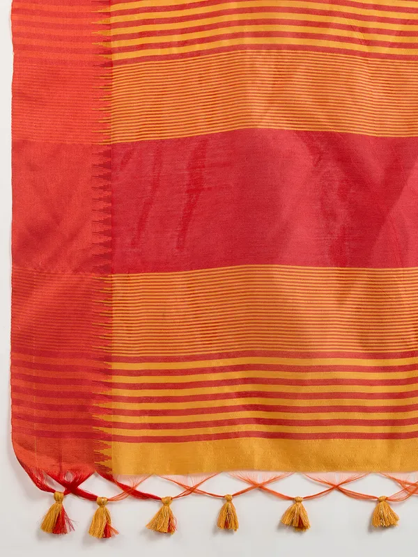 Solid_Design_With_Contrast_Temple_Border_Raw_Silk_Saree_With_Striped_Thread_Woven_Pallu