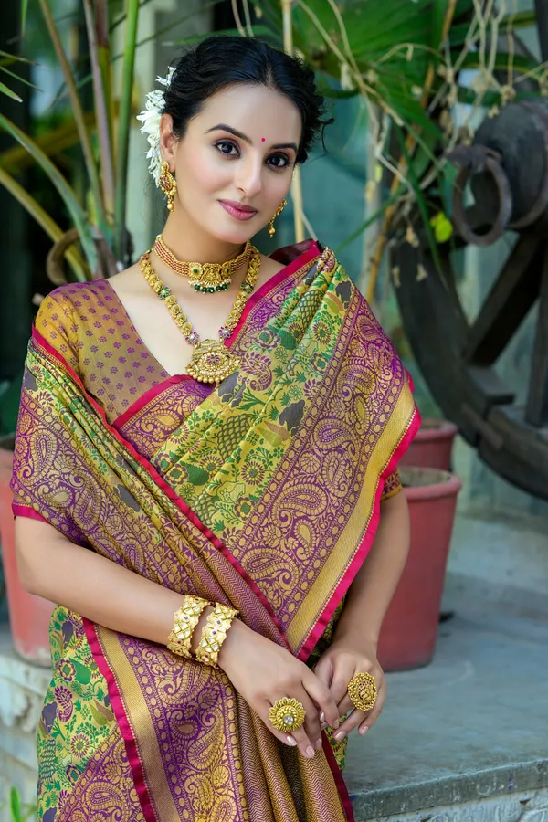 Wine_Banarasi_Silk_Saree_With_Blouse_Piece_For_Women