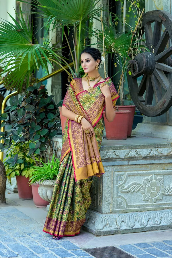 Wine_Banarasi_Silk_Saree_With_Blouse_Piece_For_Women