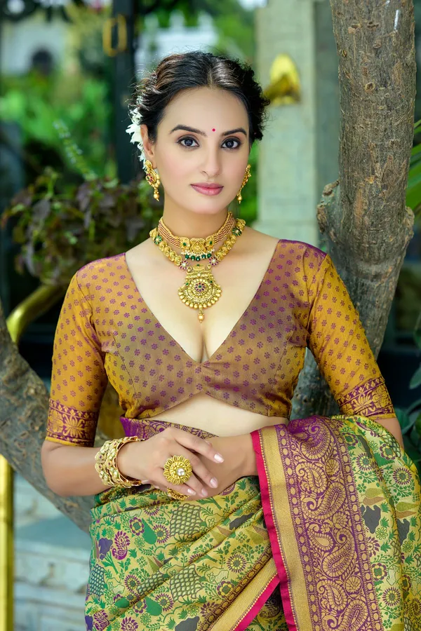 Wine_Banarasi_Silk_Saree_With_Blouse_Piece_For_Women