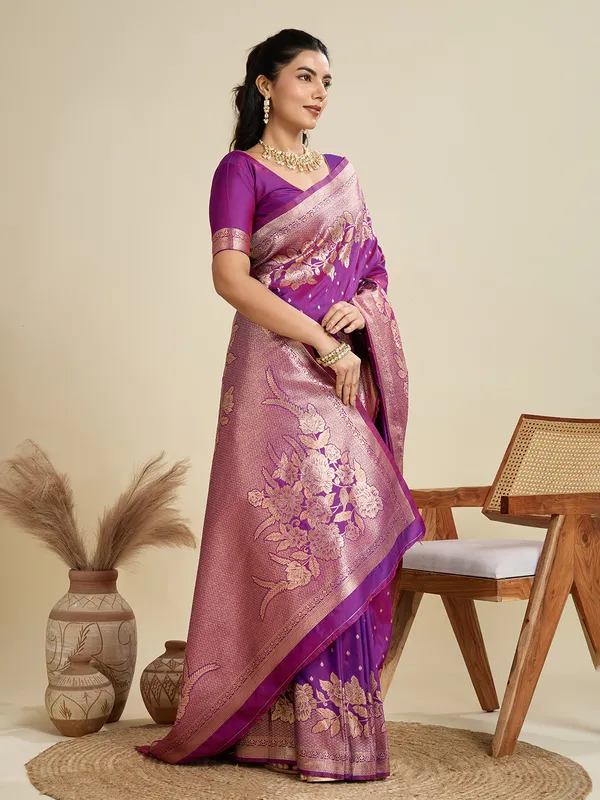 Zari_Woven_Butti_Design_Banarasi_Silk_Saree_With_Big_Flower_Zari_Woven_Border_With_Pallu