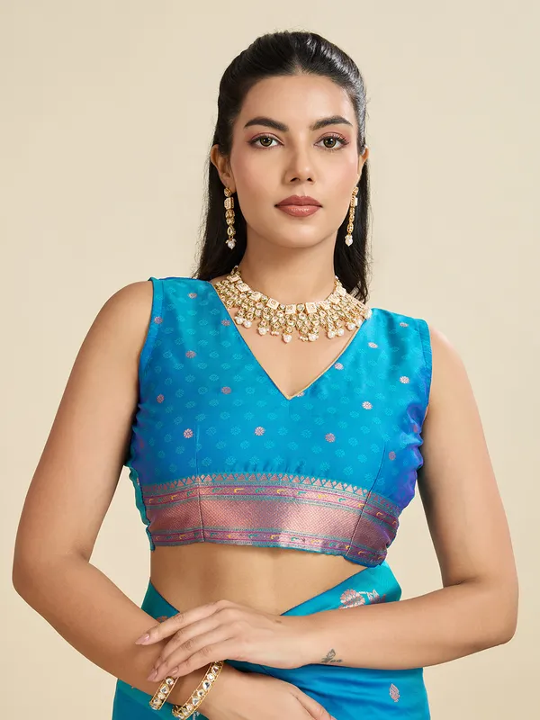 Coper_Silver_Zari_Woven_Butti_Banarasi_Silk_Saree_With_Border_With_Coper_Zari_Woven_Paithani_Pallu