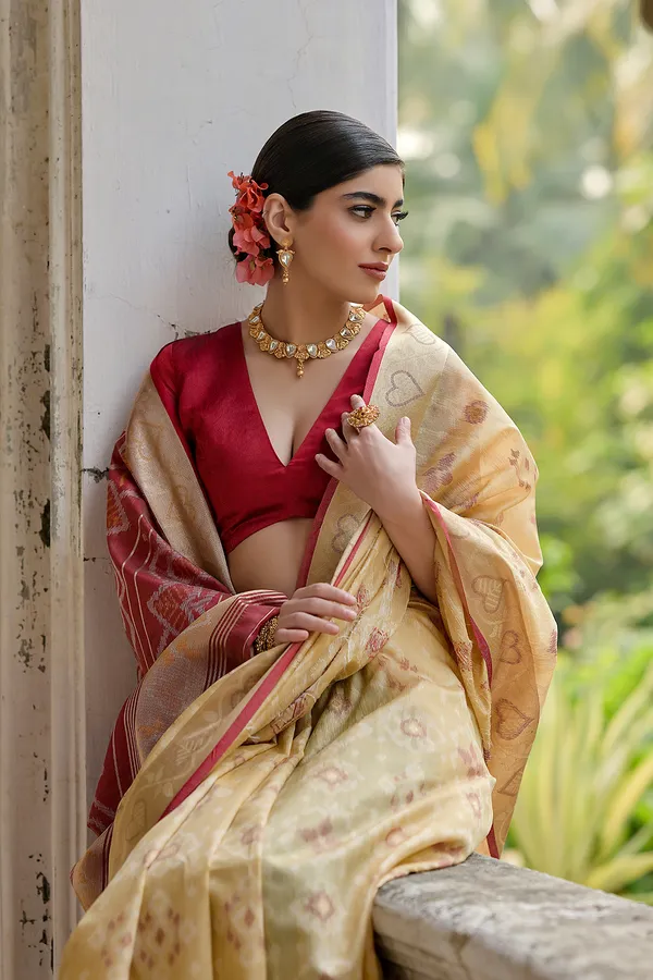 Cream_Raw_Silk_Saree_With_Blouse_Piece_For_Women