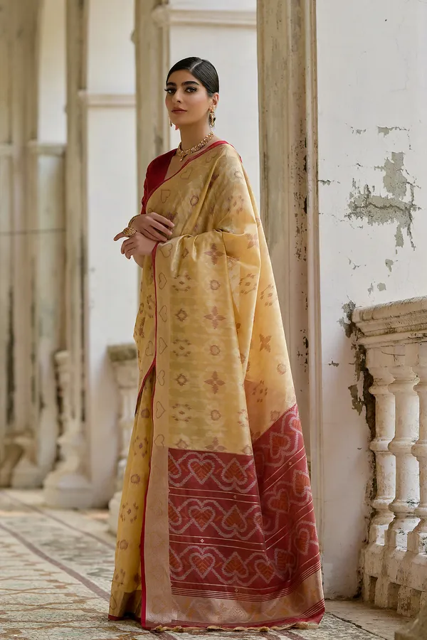 Cream_Raw_Silk_Saree_With_Blouse_Piece_For_Women