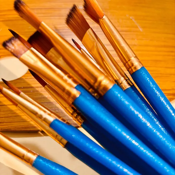 Blue_Crystal_Handles_Brushes_with_Wooden_Palette,_Lightweight_&_Sturdy_Brush_Mix_Blue_Set_Paint_Tray_(Pack_Of_15)