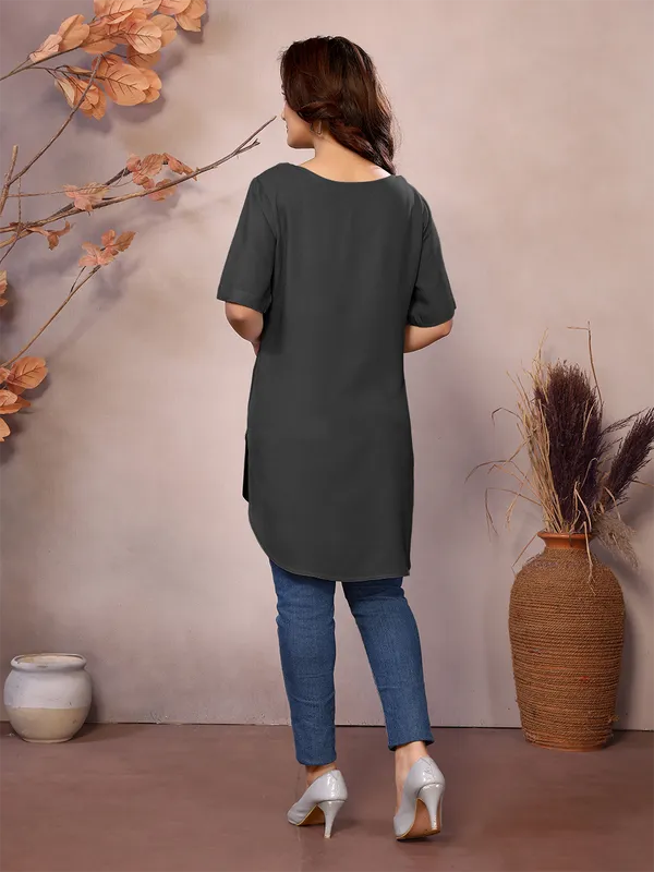 Carcoal_Pure_Viscose_Boat_Neck_Hip_Length_Half_Sleeve_Tunic_For_Women