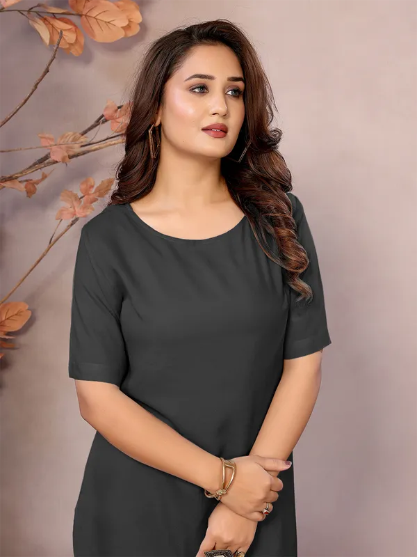 Carcoal_Pure_Viscose_Boat_Neck_Hip_Length_Half_Sleeve_Tunic_For_Women