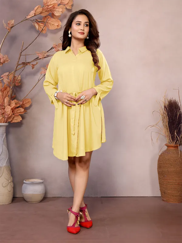 Golden_Pure_Viscose_Collared_Neck_Hip_Length_Half_Sleeve_Tunic_For_Women
