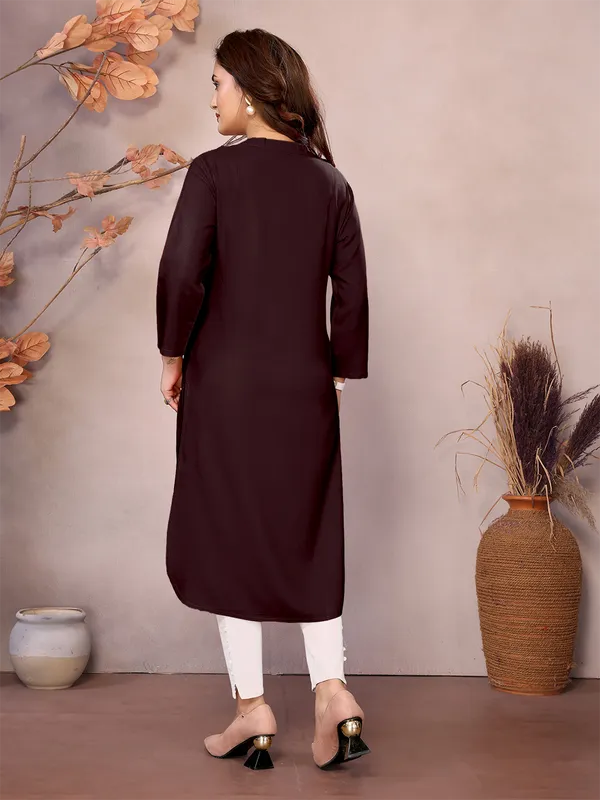 Brown_Pure_Viscose_Mandarin_V-Neck_Neck_Long_Knee_Length_3/4_Sleeve_Kurti_For_Women