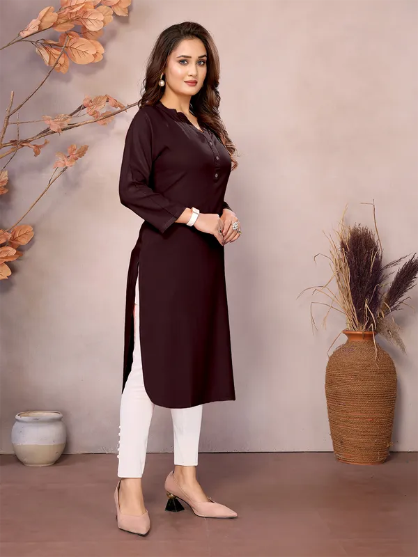 Brown_Pure_Viscose_Mandarin_V-Neck_Neck_Long_Knee_Length_3/4_Sleeve_Kurti_For_Women