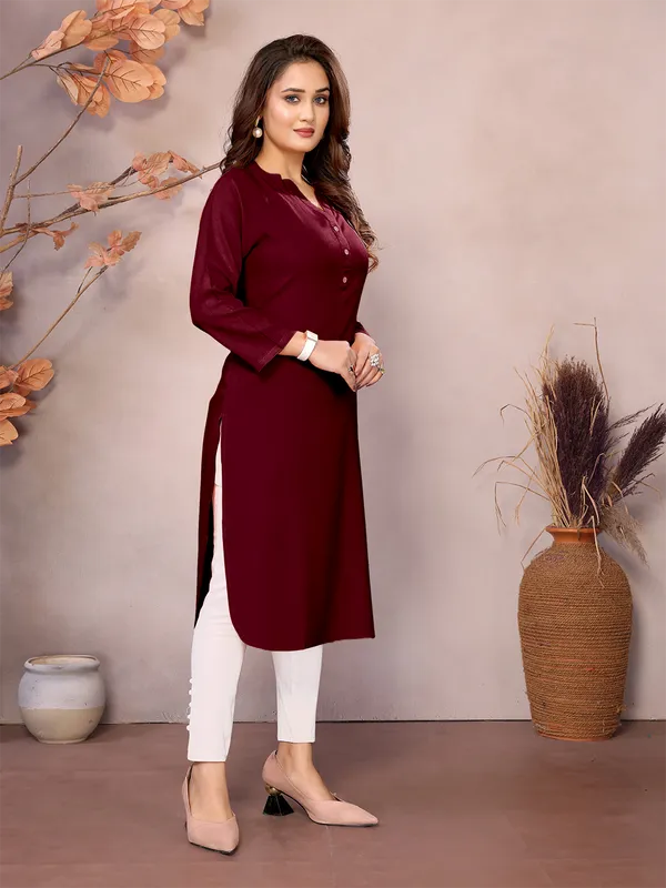 Maroon_Pure_Viscose_Mandarin_V-Neck_Neck_Long_Knee_Length_3/4_Sleeve_Kurti_For_Women