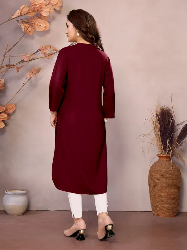 Maroon_Pure_Viscose_Mandarin_V-Neck_Neck_Long_Knee_Length_3/4_Sleeve_Kurti_For_Women