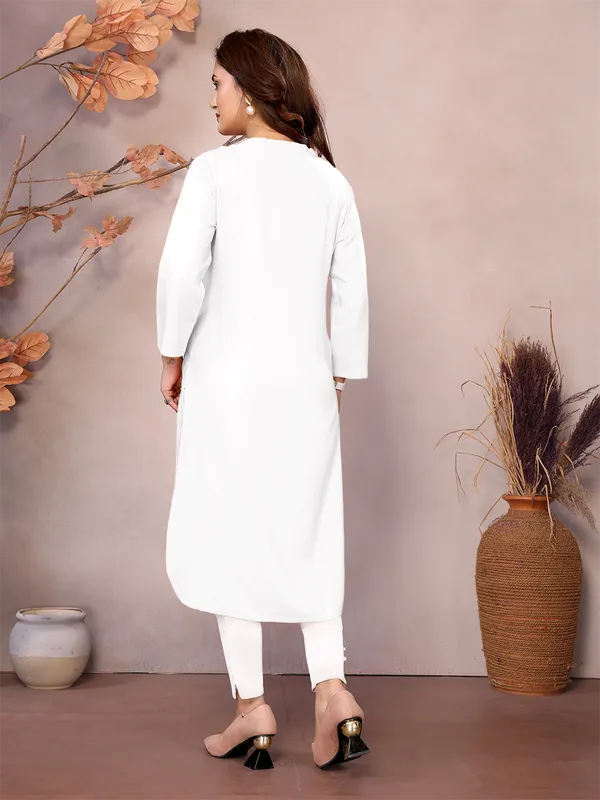 White_Pure_Viscose_Mandarin_V-Neck_Neck_Knee_Length_3/4_Sleeve_Kurti_For_Women