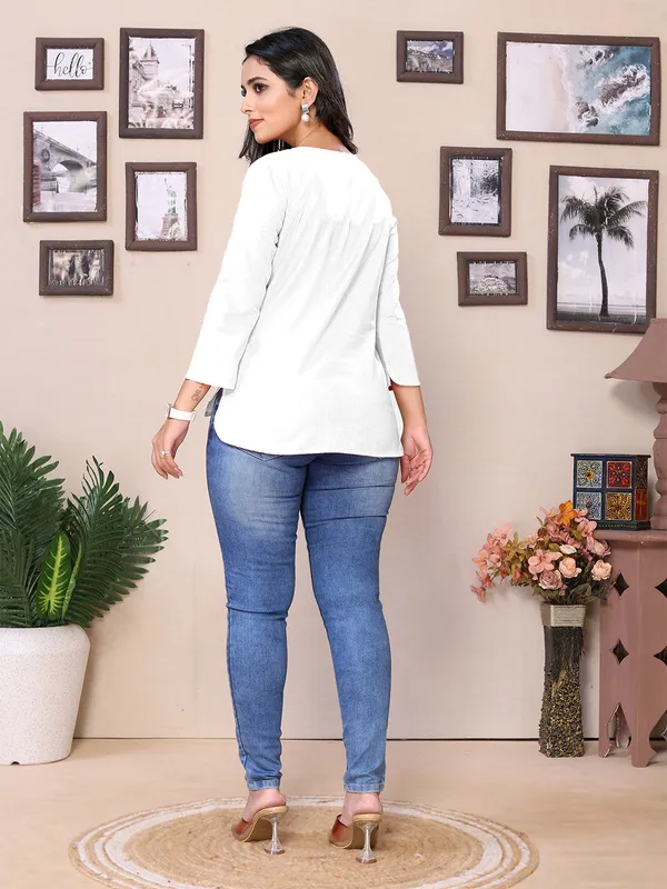 White_Cotton_Round_V-Neck_Neck_Hip_Length_3/4_Sleeve_Tunic_For_Women