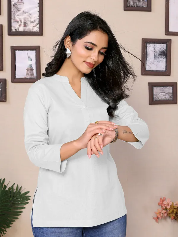 White_Cotton_Mandarin_V-Neck_Neck_Hip_Length_Full_Sleeve_Tunic_For_Women
