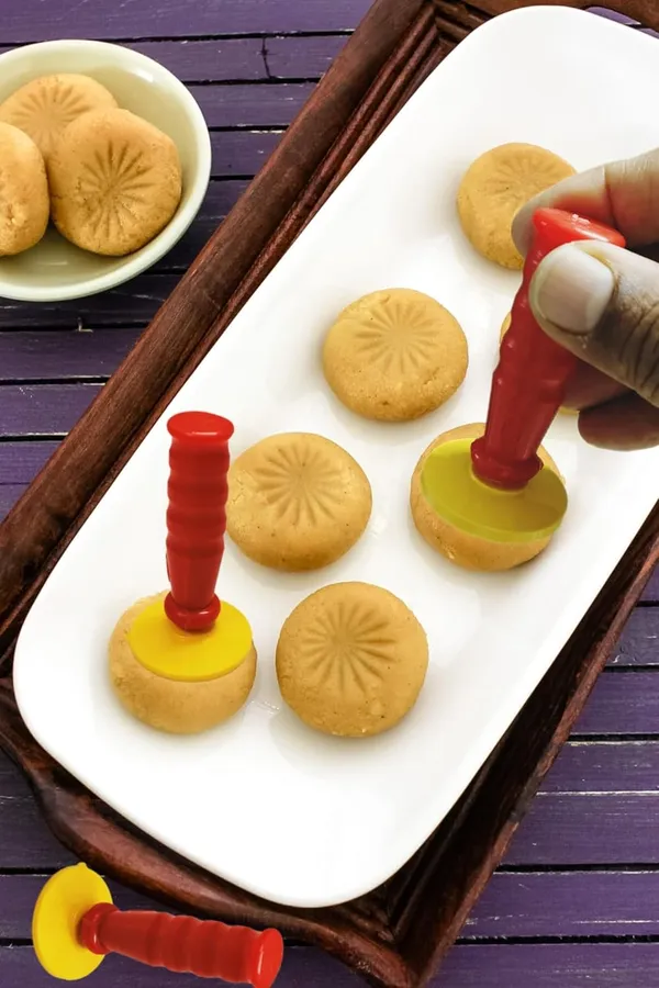 Yellow_&_Brown_Round_Design_Manual_Mava_Mould_(4_Cm_Dia)_(Pack_Of_10)