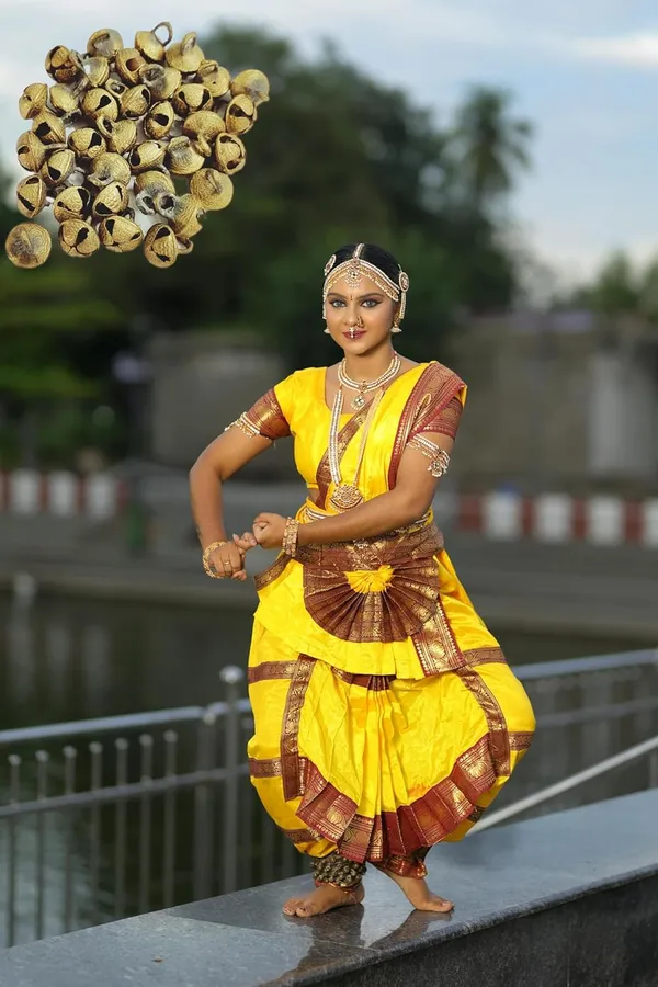 Golden_Brass_Bharatanatyam_Payal_Bells_For_Women_Anklets_And_Kids_|_Loose_Beads_For_Jewellery_Making_Craft_Work_(Pack_Of_12)_(15_Mm_Dia)