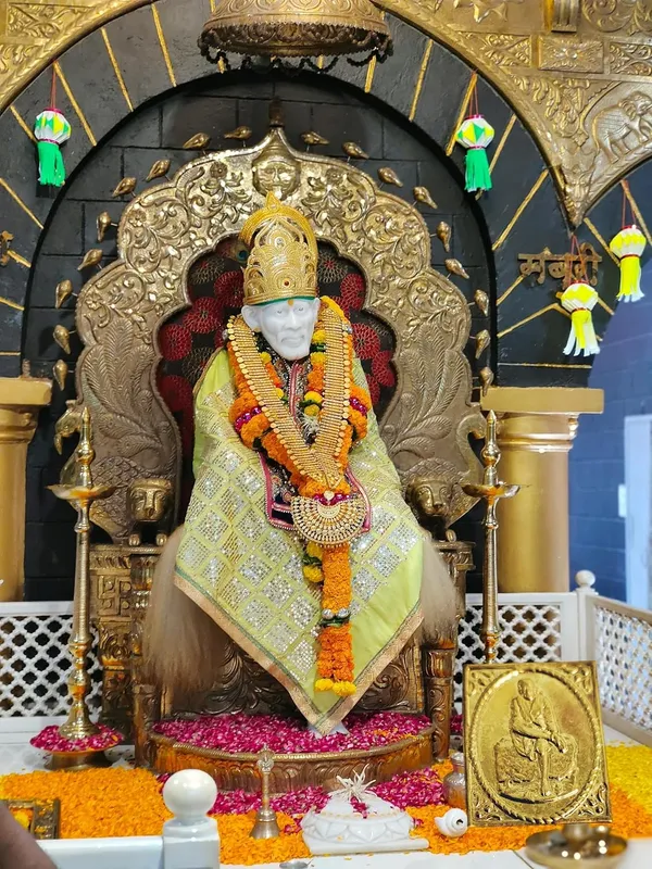 Golden_Saibaba_Statue_For_Vastu_Pooja_(2.5_Cm)