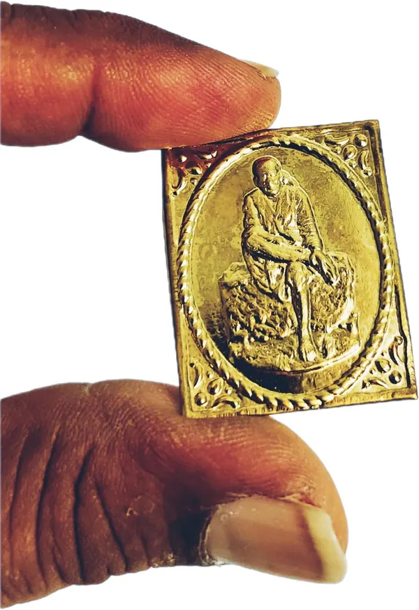 Golden_Saibaba_Statue_For_Vastu_Pooja_(2.5_Cm)