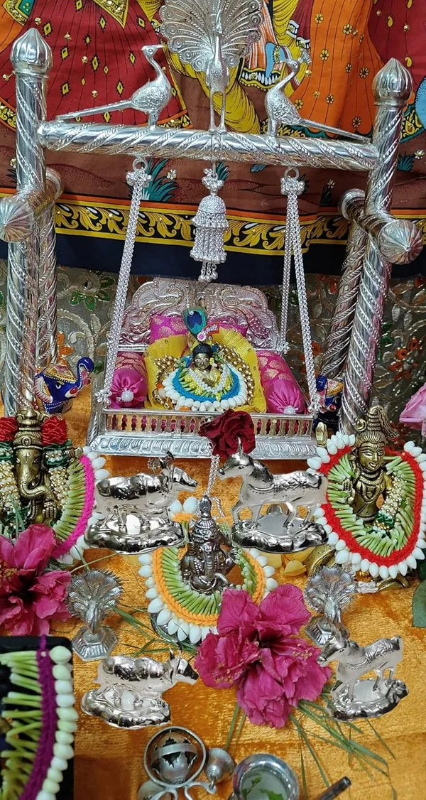 Silver_Silver_Metal_Kamdhenu_Cow_And_Calf_Vastu_Idol_For_Pooja_(Pack_Of_6)