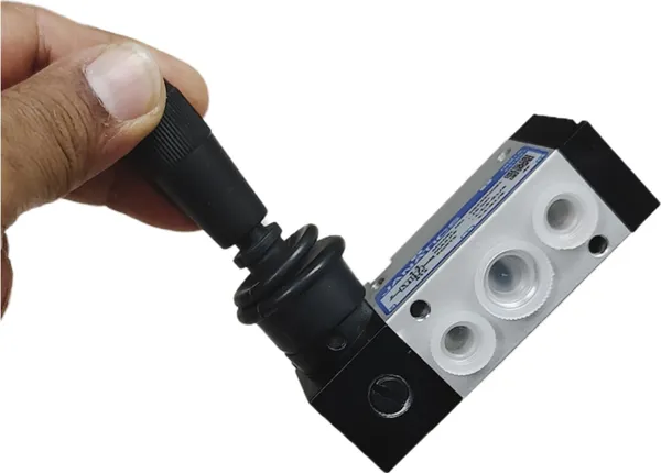 Black_Single_Automatic_Pressure_Control_Compact_Valves_(Ds255Hd61,_Detent_Hand_Lever_Valve)_(16.1_X_7.8_X_3.1_Cm)