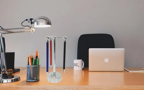 Silver_Magnetic_Hanging_Ball_Pen_Holder_With_3_Color_Pens_(17L_X_6Dia_Cm)