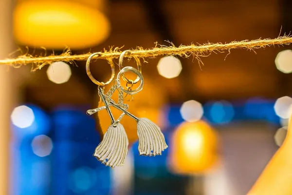 Golden_Metal_Jain_Ogha_Symbol_Keychain_For_Bike_Car