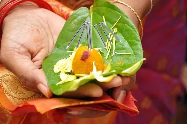 Silver_Panch_Dhatu_Metal_Tukda_Pieces_For_Pooja_(Pack_Of_25)_(10_X_10_X_10_Mm)
