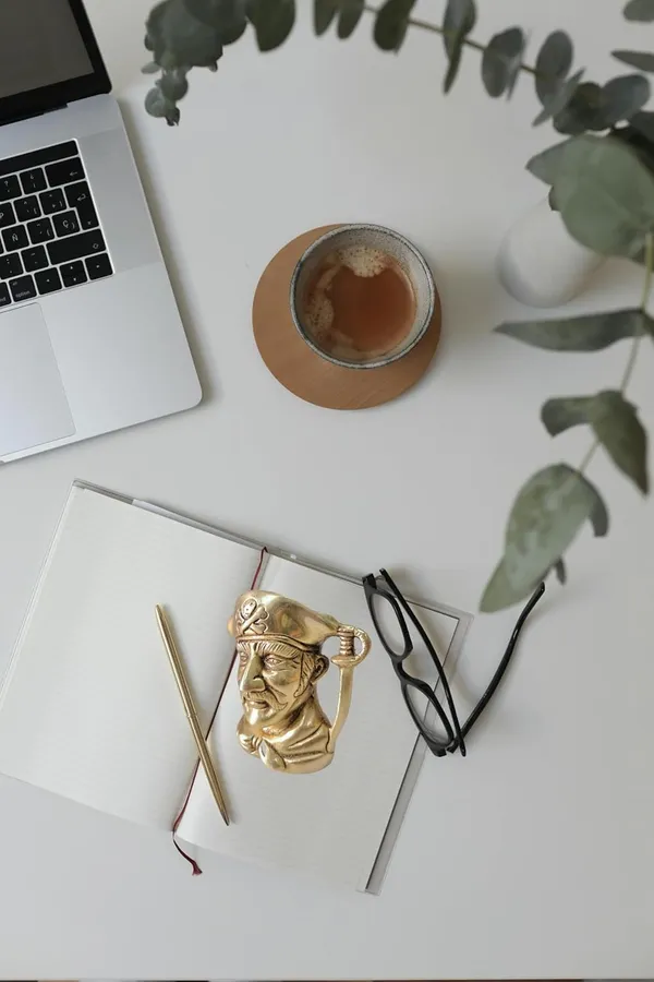 Yellow_Antique_Brass_Stylish_Pen_Pencil_Stand_Holder_Cum_Paper_Weight_For_Study_Table_Office_(50_X_90_X_100_Mm)