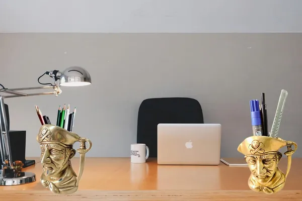 Yellow_Antique_Brass_Stylish_Pen_Pencil_Stand_Holder_Cum_Paper_Weight_For_Study_Table_Office_(50_X_90_X_100_Mm)