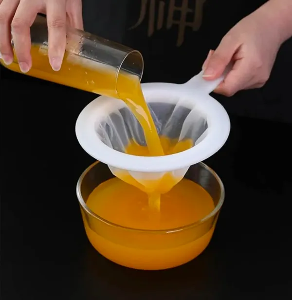 White_Strainer_For_Kitchen_Pot_With_Stainless_Steel_Handle