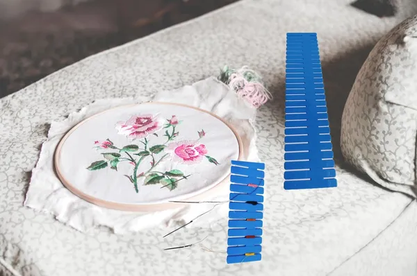 Multicolor_Plastic_Thread_And_Needle_Organizer_Sheet_Plate_Device_Box_For_Embroidery_(31_X_7_X_0.5_Cm)