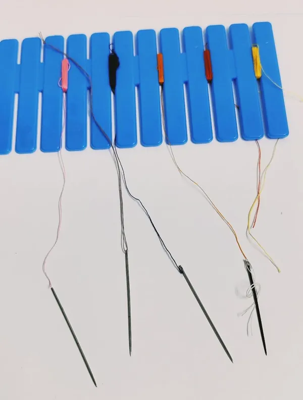 Multicolor_Plastic_Thread_And_Needle_Organizer_Sheet_Plate_Device_Box_For_Embroidery_(31_X_7_X_0.5_Cm)