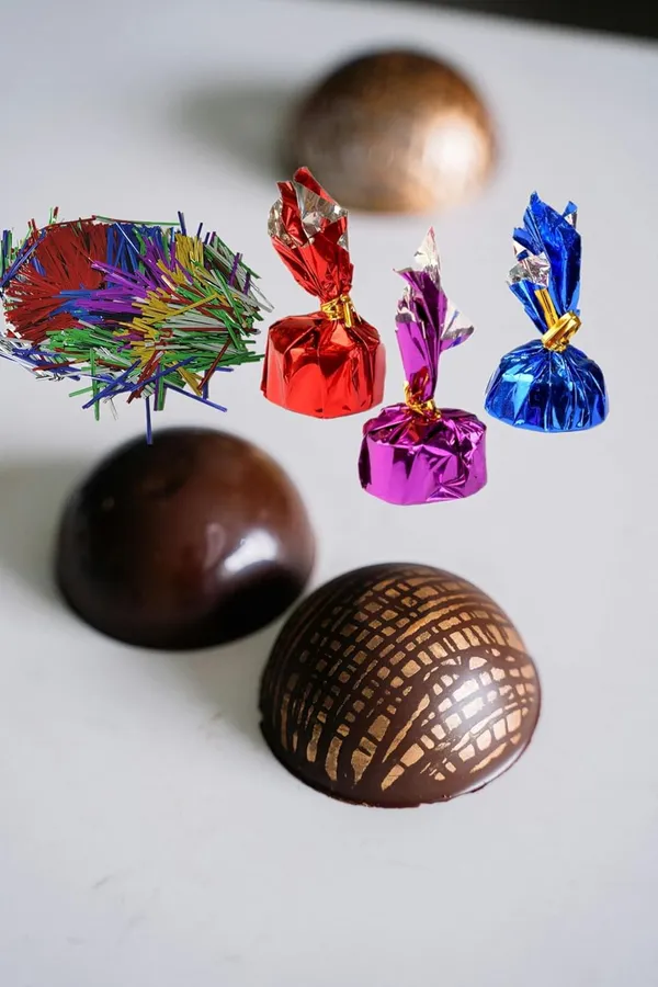 Red_Chocolate_Wrapping_Twist_Ties_Twister_Foil_Ribbon_(8_Cm)_(Pack_Of_1000)