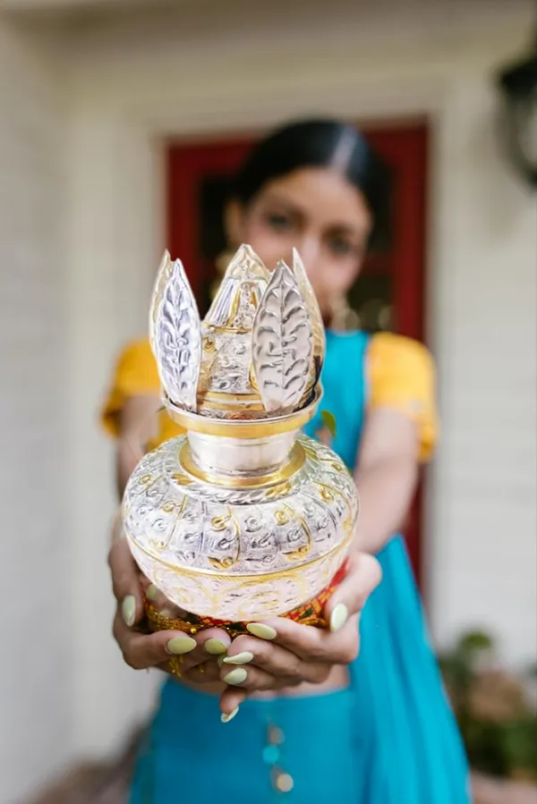 Silver_Silver_Shagun_Kalash_With_Coconut_Nariyel_For_Pooja_(23L_X_13Dia_Cm)
