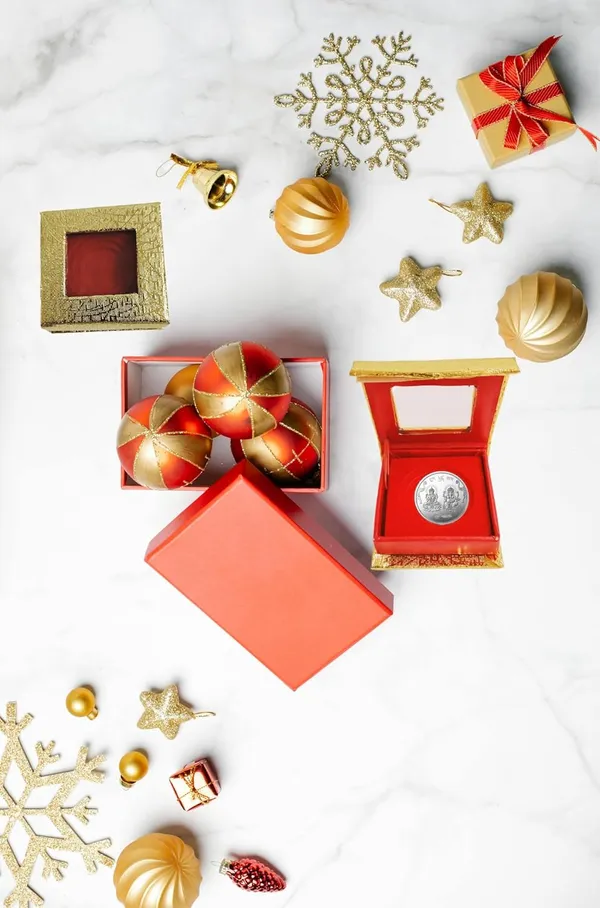 Golden_Empty_Decorative_Magnetic_Boxes_(Square)_(For_5/10/20_Gms_Round_Coins)_(6_X_6_X_2_Cm)