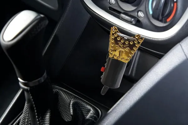 Gold_Metal_Electric_Camphor_Diffuser_For_Car_(7X6_Cm)