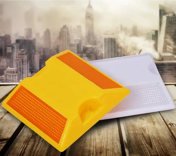Yellow_Road_Reflector_Studs_Light_With_Cat_Eye_Feature_(Pack_Of_4)_(Pack_Of_4)