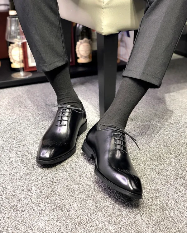 Black_Leather_Whole_Cut_Oxford_Shoes_For_Men
