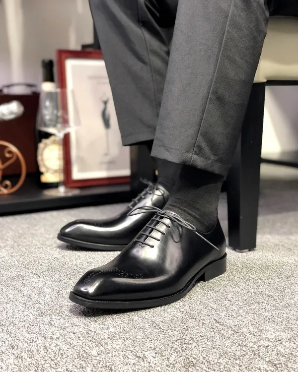 Black_Leather_Whole_Cut_Oxford_Shoes_For_Men