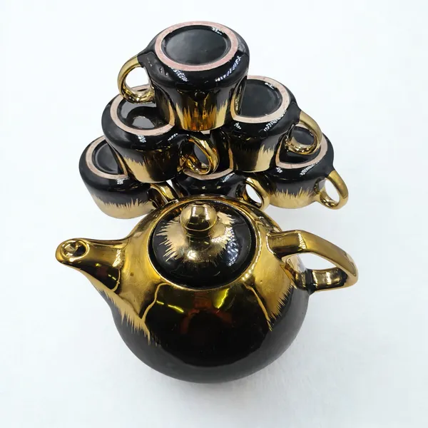 Black_and_Golden_Luxurious_Premium_Kettle_with_6_Cup