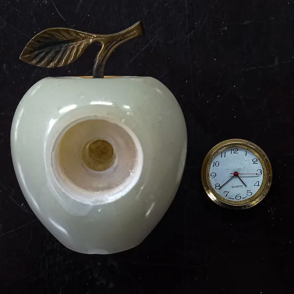 Onyx_Marble_Desk_Table_Clock_Apple_Shape_for_Exclusive_Modern_Home_Decor