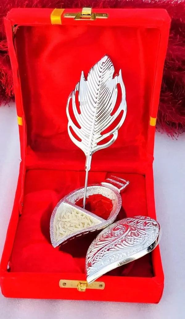 Sindoor_Dabbi_with_Peacock_Feather_Tilak_Stick_Premium_Velvet_Gift_Box