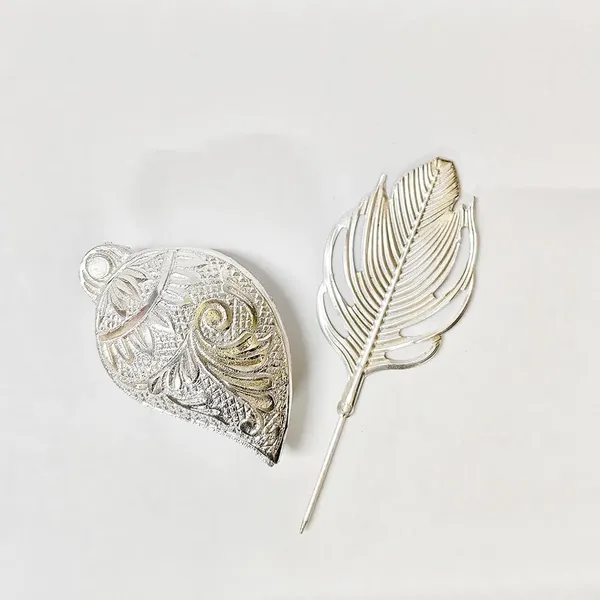 Sindoor_Dabbi_with_Peacock_Feather_Tilak_Stick_Premium_Velvet_Gift_Box