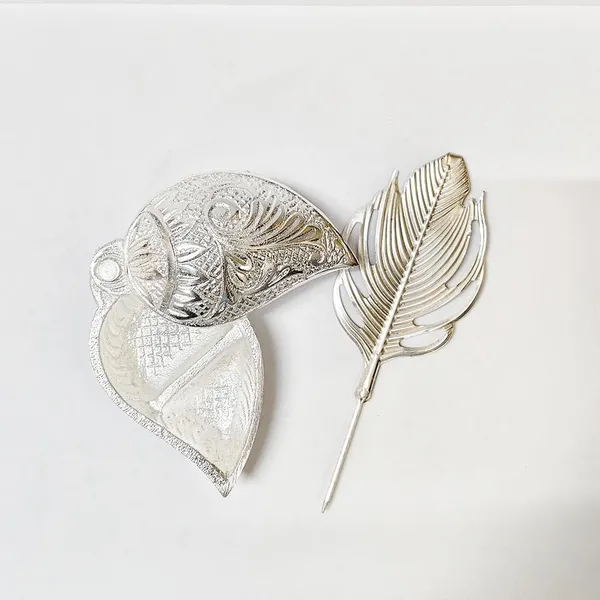 Sindoor_Dabbi_with_Peacock_Feather_Tilak_Stick_Premium_Velvet_Gift_Box